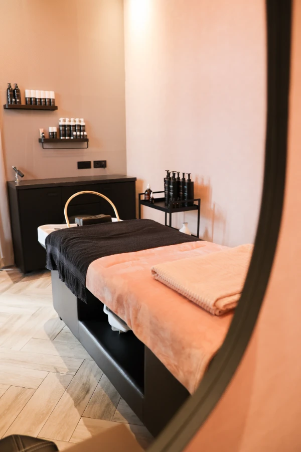 De ligstoel waarin de head spa plaatsvindt